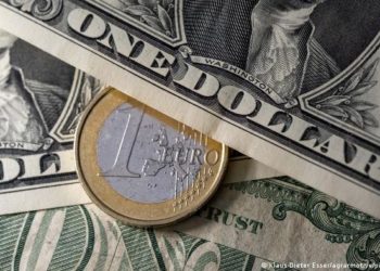 El euro roza la paridad con el dólar