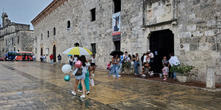A pesar de las lluvias, turistas visitan museos de la Ciudad Colonial durante La Noche Larga