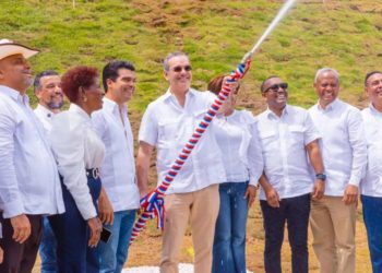 Abinader inaugura carretera, acueducto y un centro infantil en Monte Plata