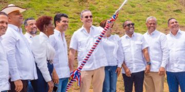 Abinader inaugura carretera, acueducto y un centro infantil en Monte Plata