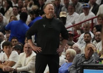 Bucks despiden a Budenholzer tras temprana eliminación