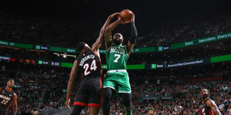 Los Celtics de Boston dominan al Heat y obligan sexto juego