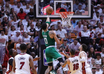 Celtics vencen al Heat 116-99 y siguen con vida en la final de la Conferencia Este