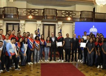 Disciplina y constancia: Las claves que permitieron a jóvenes dominicanos ganar premios de la NASA