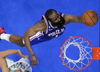 Harden define por 76ers ante Celtics en tiempo extra