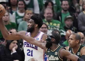 Sixers le pegan fuerte a Celtics con 33 puntos de Embiid y 30 de Maxey