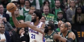 Sixers le pegan fuerte a Celtics con 33 puntos de Embiid y 30 de Maxey