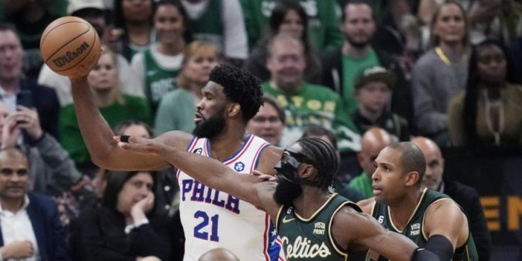 Sixers le pegan fuerte a Celtics con 33 puntos de Embiid y 30 de Maxey