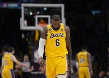 Lakers esperan que LeBron James continúe jugando después de ser eliminados