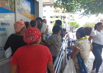 Madres acuden a sucursales de Banreservas en búsqueda de «su cariñito»