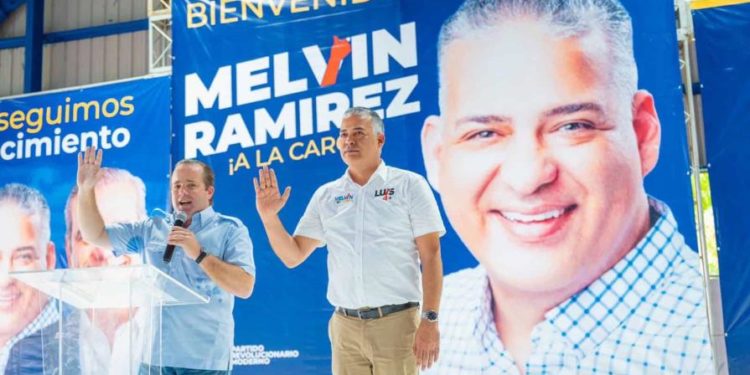 PRM juramenta al exalcalde de Sánchez, Melvin Ramírez