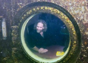 Un profesor de EE. UU. bate un récord mundial al vivir 74 días en un refugio submarino