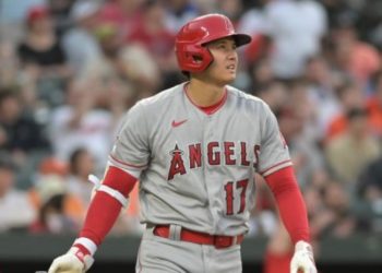 Ohtani lanza 7 entradas, se embasa cinco veces y queda a un doble del ciclo