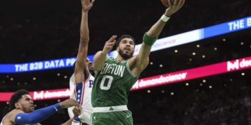 Tatum hace historia con 51 puntos y destroza a los 76ers en el partido 7