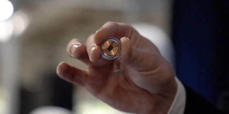 Autorizan a empresa de Elon Musk a ensayar implantes cerebrales en humanos