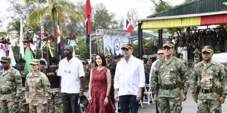 Abinader comparte clausura competencia militar con jefa del Comando Sur de Estados Unidos