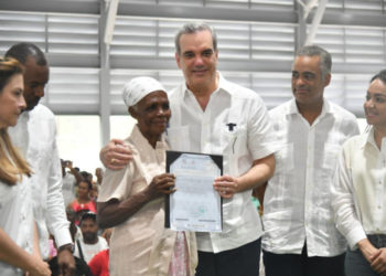 Abinader entrega más de tres mil títulos en La Ciénaga