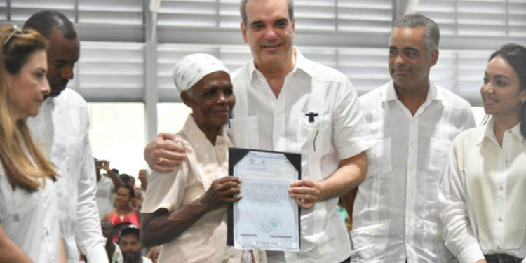 Abinader entrega más de tres mil títulos en La Ciénaga