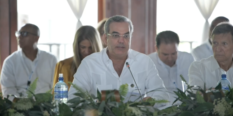 Abinader pide a países SICA apoyar pacificación de Haití