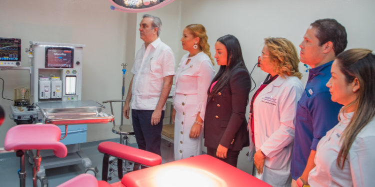 Abinader viajó a Mao para entregar hospital y puente