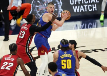 Jokic debuta en grande, Denver supera a Miami 104-93 en el primer partido de las Finales de la NBA