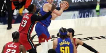 Jokic debuta en grande, Denver supera a Miami 104-93 en el primer partido de las Finales de la NBA