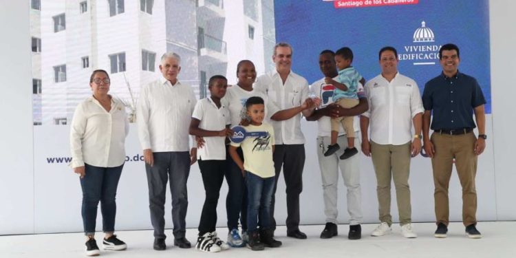 Desplazados de la Cañada Gurabo en Santiago recibieron 150 apartamentos