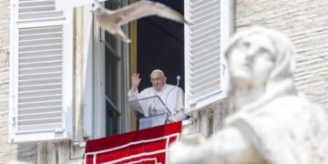 El papa Francisco reaparece ante los fieles tras su operación y agradece «de corazón» el afecto