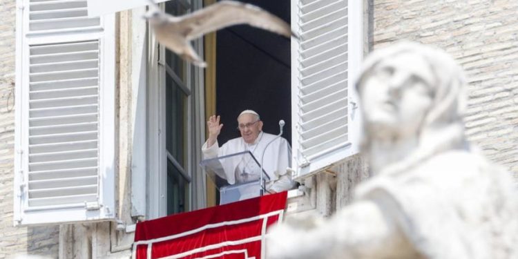 El papa Francisco reaparece ante los fieles tras su operación y agradece «de corazón» el afecto