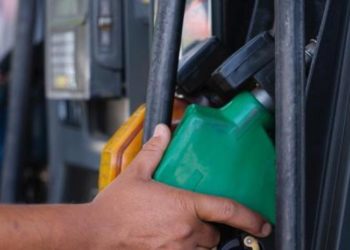 Gobierno congela precio de las gasolinas y baja el GLP