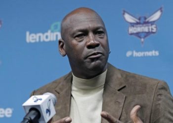 Michael Jordan completa venta de los Charlotte Hornets por 3 mil millones de dólares
