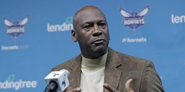 Michael Jordan completa venta de los Charlotte Hornets por 3 mil millones de dólares