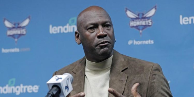 Michael Jordan completa venta de los Charlotte Hornets por 3 mil millones de dólares