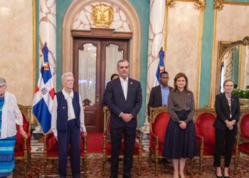 Abinader condecora a tres monjas por su labor en la educación