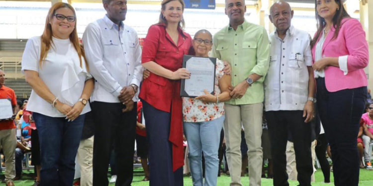 Gobierno entrega 544 títulos de propiedad en Azua e inaugura rehabilitación de redes eléctricas