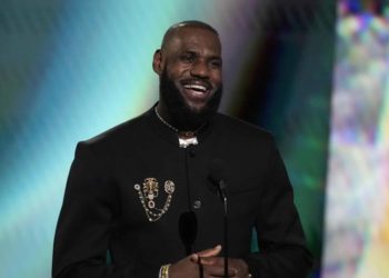 LeBron James confirma que no se retira y que jugará su temporada número 21