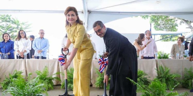 Raquel Peña encabeza primer picazo para construcción de parroquia en Santiago